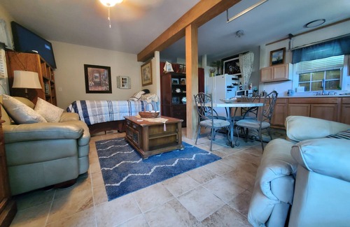 Navarre Apartment | Comfy, cozy, quiet cottage - n5 mins to Navarre beach!