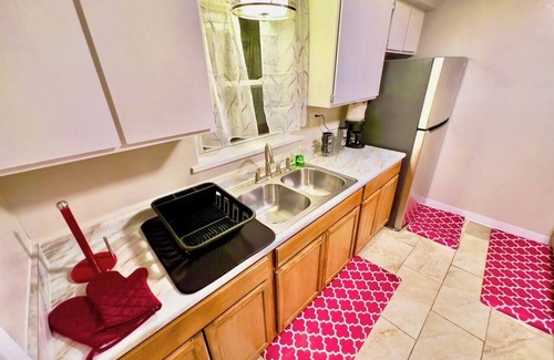 Westwood Apartment | Comfy Cozy Safe Spacious 1st Floor Apartment