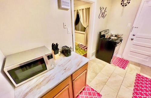 Westwood Apartment | Comfy Cozy Safe Spacious 1st Floor Apartment