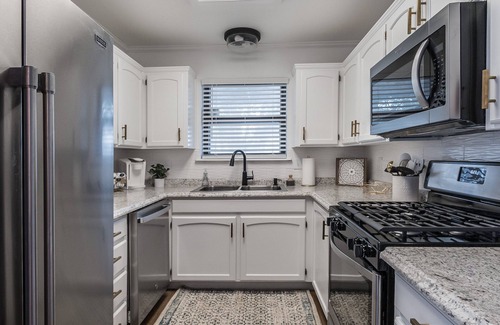 Amarillo House | Comfy, Cute & Central 2 bed near hospital dist!