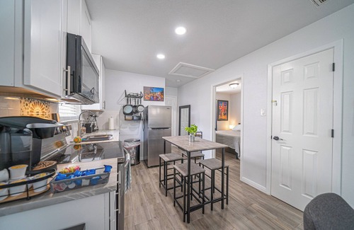 Southtown House | Comfy Downtown Home, Walk to The Riverwalk, Bars, Restaurants, Events & More!