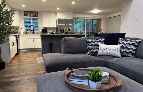 Ashford Cabin | Comfy Family Cabin w/Solo Stove Firepit, EV & Spa!