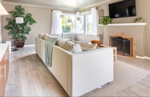 Port Gardner House | ~ Comfy Family Home 5 Mins from Marina and Port ~