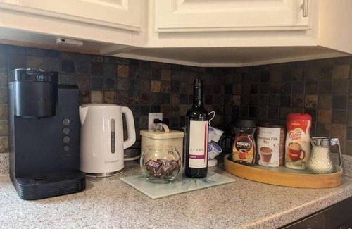 Airdrie House | Comfy Family Home - Pet Friendly + Free Parking