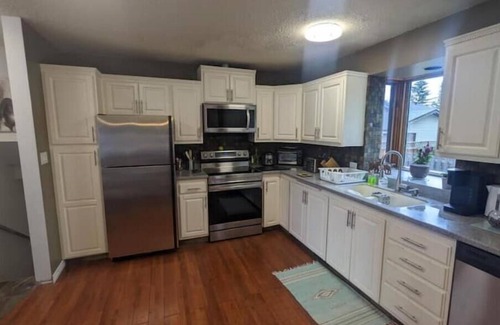 Airdrie House | Comfy Family Home - Pet Friendly + Free Parking