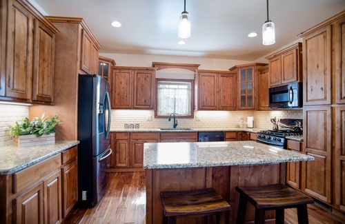 Montrose House | Comfy Gathering Place for Friends or Family!