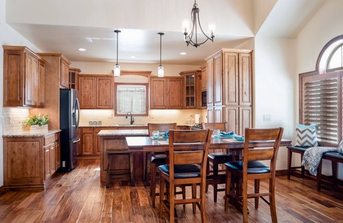 Montrose House | Comfy Gathering Place for Friends or Family!