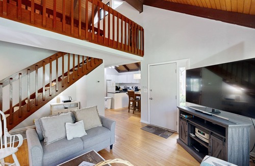 Seabrook Island House | Comfy Golf View Cottage with WiFi, a Shared Pool, Central AC, Private Washer/Dryer