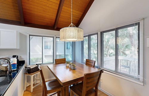 Seabrook Island House | Comfy Golf View Cottage with WiFi, a Shared Pool, Central AC, Private Washer/Dryer