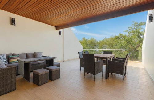 Sandy Bay Apartment | Comfy Island Escape: Close to Beach - Pool!