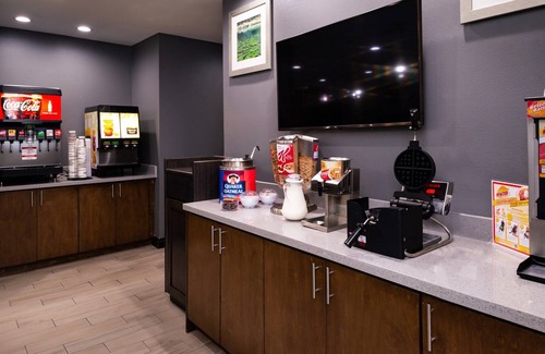 Lake Charles Condo | Comfy King Suite. Free Breakfast Buffet. Outdoor Pool.