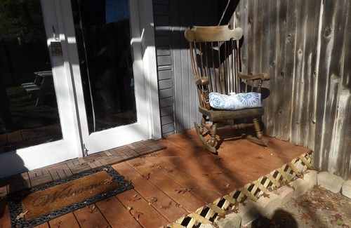 San Antonio Cottage | Comfy King suite with Private access and yard & Near Sea World/Fiesta Texas