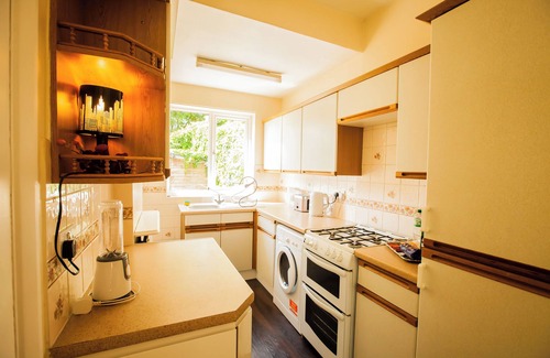 Canbury Apartment | Comfy Kingston Central Garden House & Free Parking