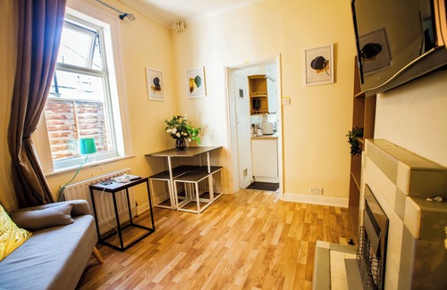 Canbury Apartment | Comfy Kingston Central Garden House & Free Parking