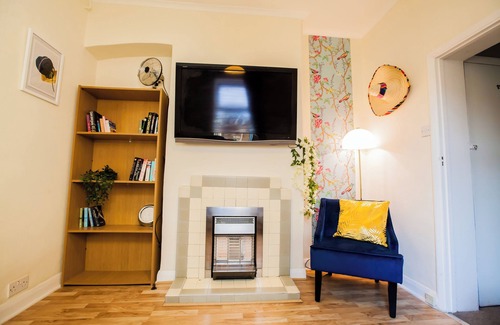 Canbury Apartment | Comfy Kingston Central Garden House & Free Parking