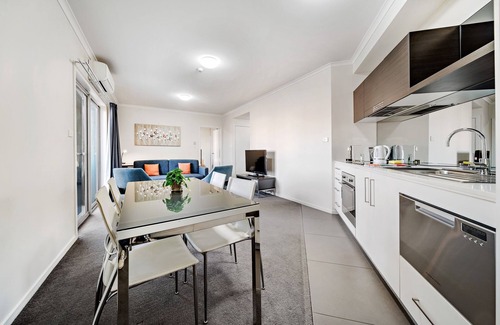 Greenway Apartment | Comfy Lakeside 1-Bed with Secure Parking