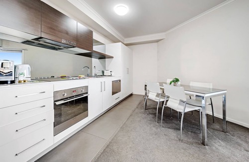 Greenway Apartment | Comfy Lakeside 1-Bed with Secure Parking
