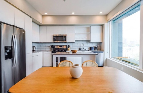Carthay Circle Apartment | Comfy & Modern 2 BDR & 2 BTH in Hollywood FREE Pkg