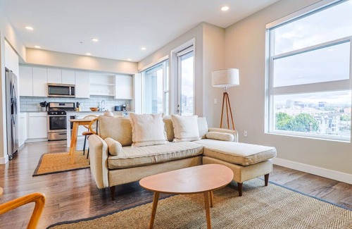 Carthay Circle Apartment | Comfy & Modern 2 BDR & 2 BTH in Hollywood FREE Pkg