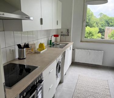 Hochdahl Apartment | Comfy Modern 4-Bed Apartment, WiFi, 20min DUS, 5min A46