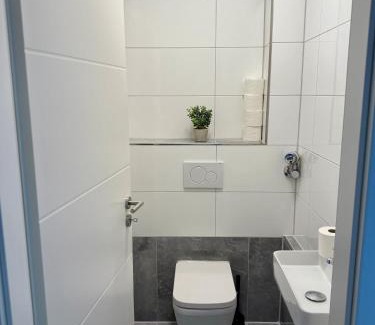 Hochdahl Apartment | Comfy Modern 4-Bed Apartment, WiFi, 20min DUS, 5min A46