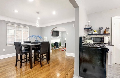 Grosse Pointe House | Comfy Modern and Cozy Queen Beds Free Parking