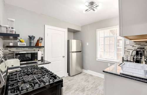 Grosse Pointe House | Comfy Modern and Cozy Queen Beds Free Parking