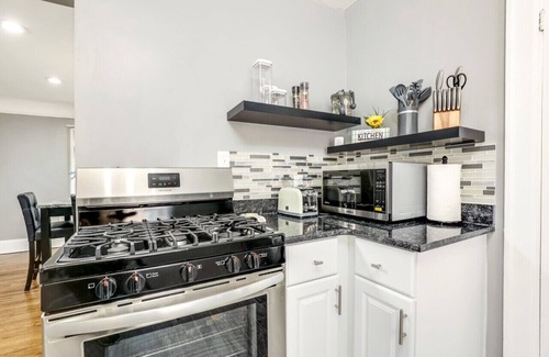 Grosse Pointe House | Comfy Modern and Cozy Queen Beds Free Parking