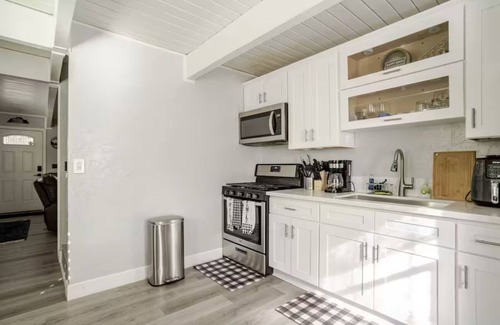 Woodlands Cabin | Comfy Modern Big Bear Cabin less than 15 mins from ski/board slopes & village