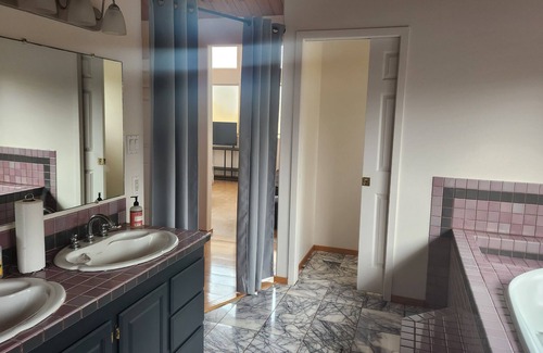 Maunaloa House | Comfy Molokai home close to the Beach!