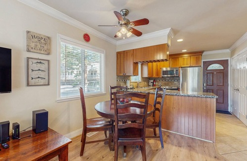 Incline Village Condo | Comfy mountain getaway w/lake access nearby, private balcony