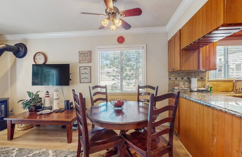 Incline Village Condo | Comfy mountain getaway w/lake access nearby, private balcony