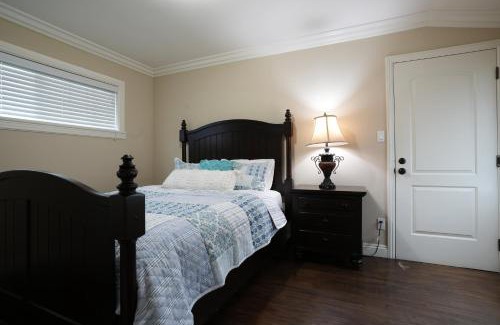 Hermosa Village House | Comfy Pool Home,1/4 mile Walk To Disneyland