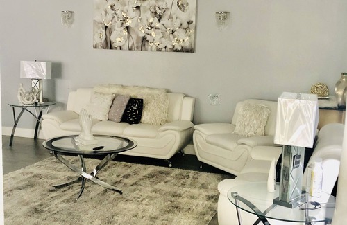 Pine Hills House | Comfy Queen Bedroom