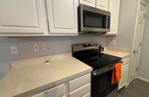 Farmview - Ramble Condo | Comfy & Quiet 3-bedroom condo WiFi, AC, 10 min drive to VT, Bus Stop - Sleeps 6!