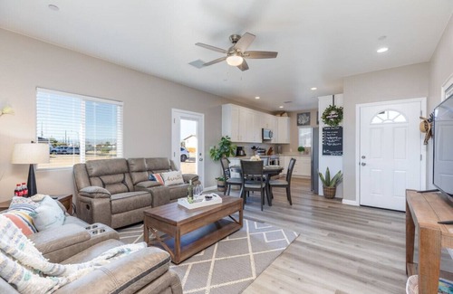 Ridgecrest House | Comfy & Stylish- 4 Bathrooms