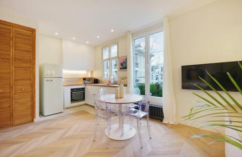 Republique–Point-du-Jour Apartment | Comfy Suite