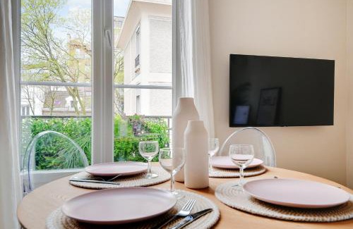 Republique–Point-du-Jour Apartment | Comfy Suite