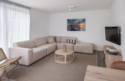 Wolphaartsdijk Villa | Comfy villa with kitchen island, besides the water