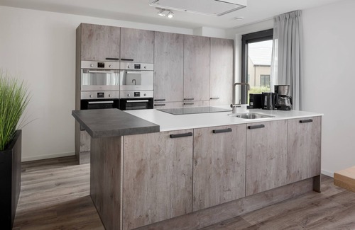Wolphaartsdijk Villa | Comfy villa with kitchen island, besides the water