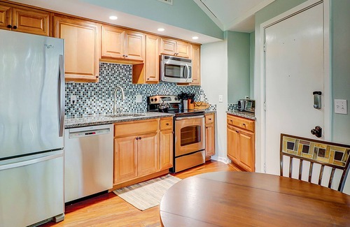 Night Heron House | Comfy villa with lagoon views/ shared pool access super-close to the beach