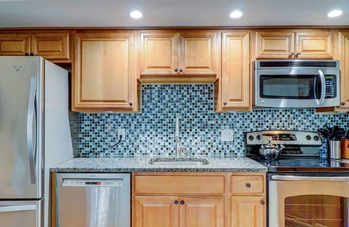 Night Heron House | Comfy villa with lagoon views/ shared pool access super-close to the beach