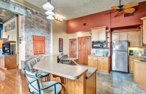 Downtown Cleveland Condo | Comfy Warehouse District Luxury Condo!