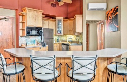 Downtown Cleveland Condo | Comfy Warehouse District Luxury Condo!