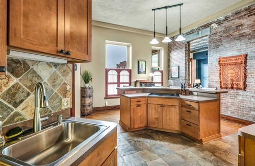 Downtown Cleveland Condo | Comfy Warehouse District Luxury Condo!