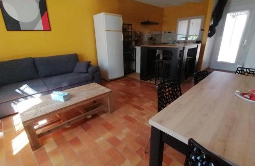 La Crau House | Comme à la maison, T3 tout confort pour 8, jardin au calme