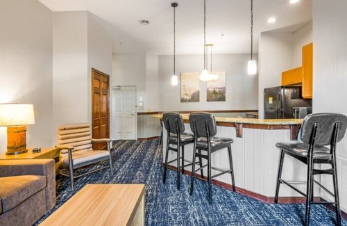 Lake Delton Condo | Commodious Club Wyndham Glacier Canyon, 3 Bedroom Deluxe Suite