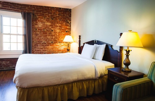 Linden Hotel | Commodore Hotel & Café