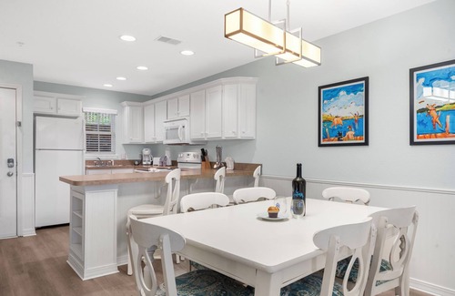 Kimberling City Condo | Community Outdoor Pool-Mini Golf-Table Rock Lake Access-Premium Condo-Free Daily Tickets!