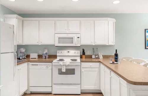 Kimberling City Condo | Community Outdoor Pool-Mini Golf-Table Rock Lake Access-Premium Condo-Free Daily Tickets!
